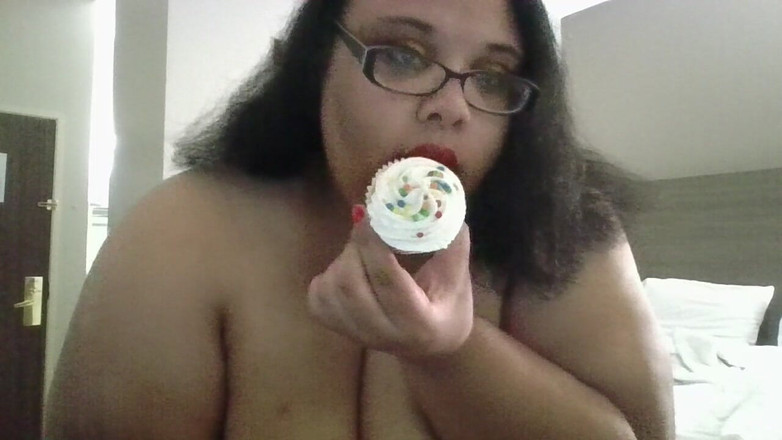 Jessica pigslut: Fette schlampe isst cupcake oben ohne!