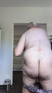 Manželka má květinové kalhotky a opasek