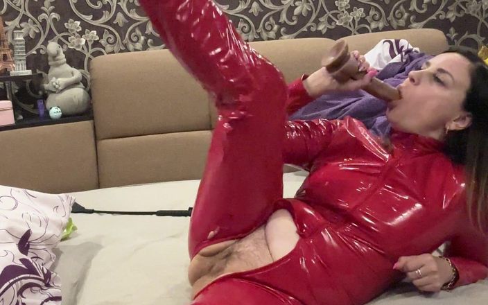 Larisa Cum: Jestem w czerwonym lateksowym garniturze Bawię się moim ciałem, głaskanie...
