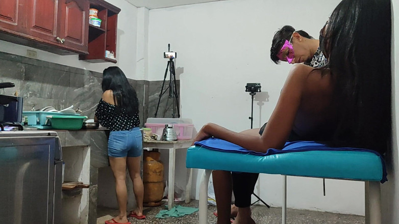 NEGRITA SEXY: La vecina traviesa coquetea con el nuevo amigo que conoció...