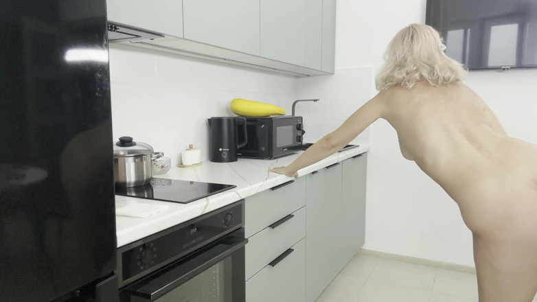 Dirty fantasy: La mia matrigna bionda si masturba con un piccolo dildo...