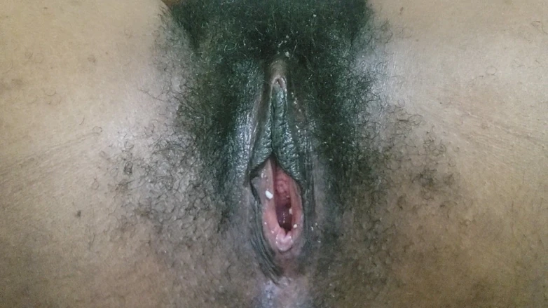 Lovemina: Mollige kurven und dicke hintern mit behaarte muschi in nahaufnahme