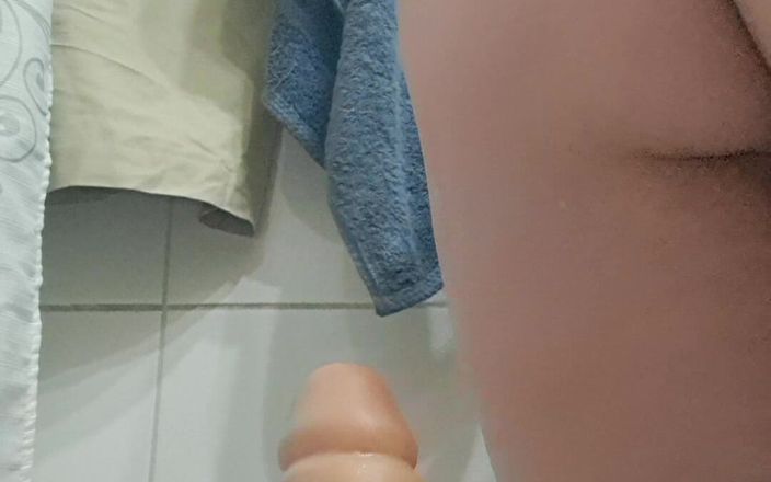 Mommy big hairy pussy: Tante seksi ini lagi asik muasin memeknya pakai dildo