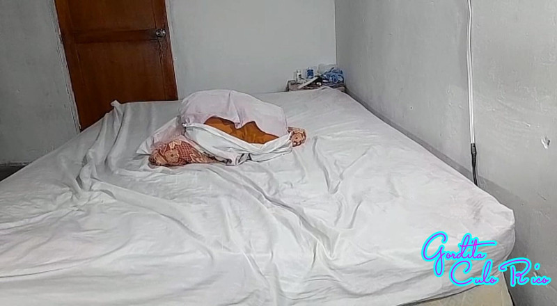 Gordita Culo Rico: Laura solo se masturbează acasă