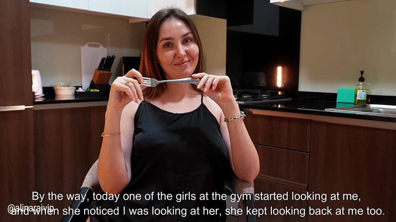 Alina Rai: Відео від першої особи: мачуха робить мені секретний кухонний мінет після того, як дивиться на мій член під столом