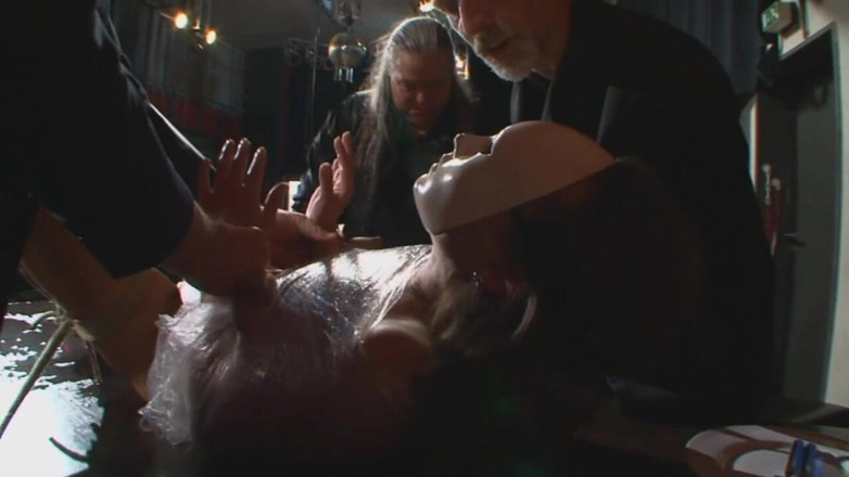 Absolute BDSM films - The original: Dominierende beinfesseln in folie gewickelt