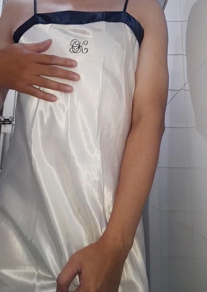 Naomisinka: 새틴 화이트 롱 란제리 페티쉬 정액