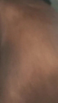C’est ma neuvième vidéo, ma tatie est assise sur moi et me baise en sautant de haut en bas.