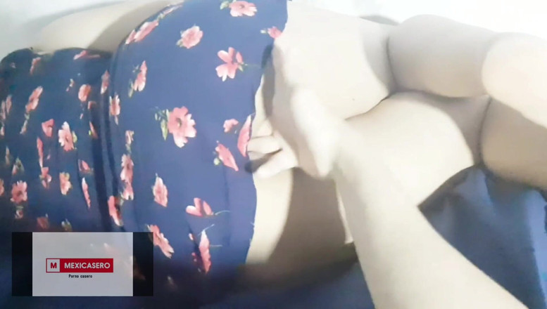 Mexicasero: Ibu tiri temanku menginap di rumahku dengan gaun biru yang...