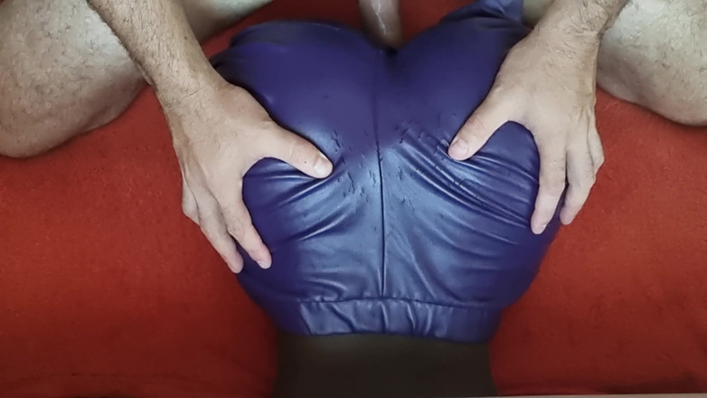 Naxy: Stříkání na kožený zadek