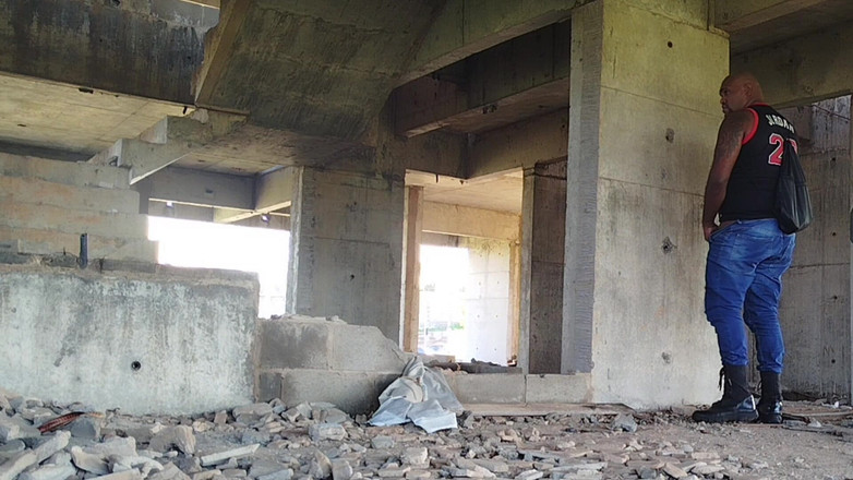 TheBlacKHunterr: Ich ging auf die Baustelle, um zu pinkeln, und ich...