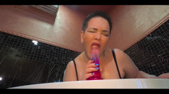 KarmenMilf: सौतेला बेटा अपनी सौतेली मम्मी को खिलौने से खुद को दुलारते हुए देख रहा था और उसने उसे देखा और करने का फैसला किया