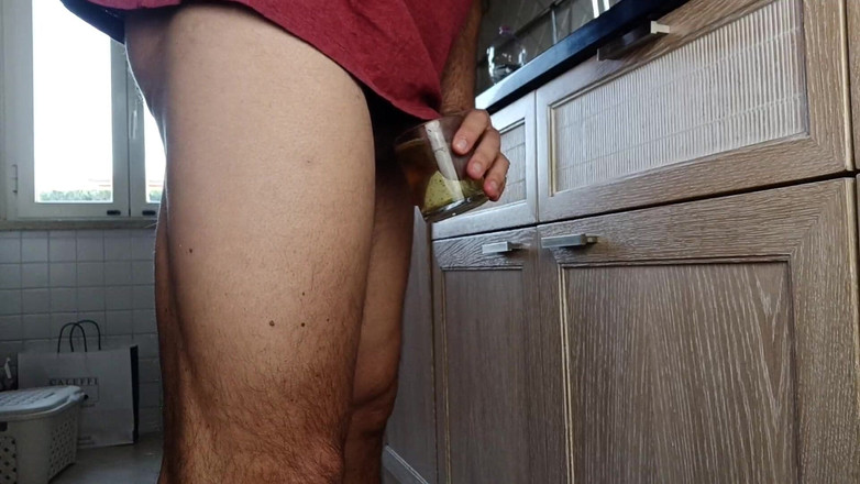 Kinky Guy: Eu estou cozinhando, mas eu preciso fazer xixi na minha...
