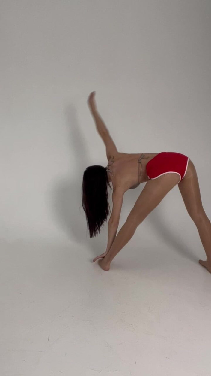 Skinny_lady69: 섹시한 빨간 반바지를 쭉 뻗어