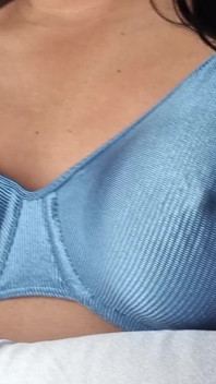 반짝이고 부드러운 파란색 나일론 브라 아래에서 단단하고 단단한 가슴을 어루만지며, 빈티지 브라 90년대 란제리