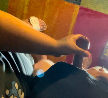 Princess Jeanne: Handjob amatur pancutan besar