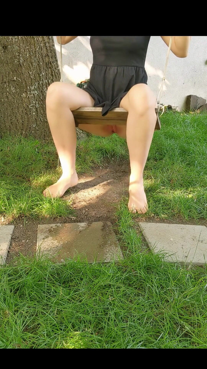 Lilux69: Čůrání na swing swings Mají pro mě kouzelnou přitažlivost
