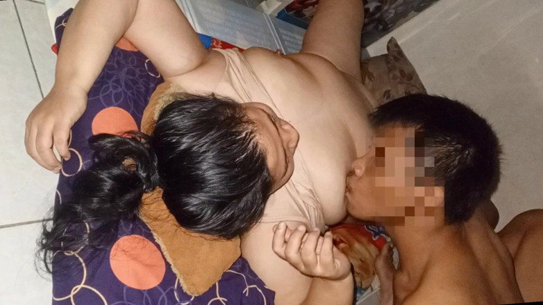 my_wife_chubby: กรุณานวดหน้าอกอย่างอ่อนโยน ฉันสนุกกับมันจริงๆ อย่าหยุด กูต้องโดนเตะตูด