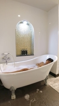 L’heure du bain excitée dans une chambre de luxe