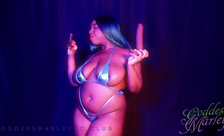 Goddess Marley: Bikini azul más grande es mejor