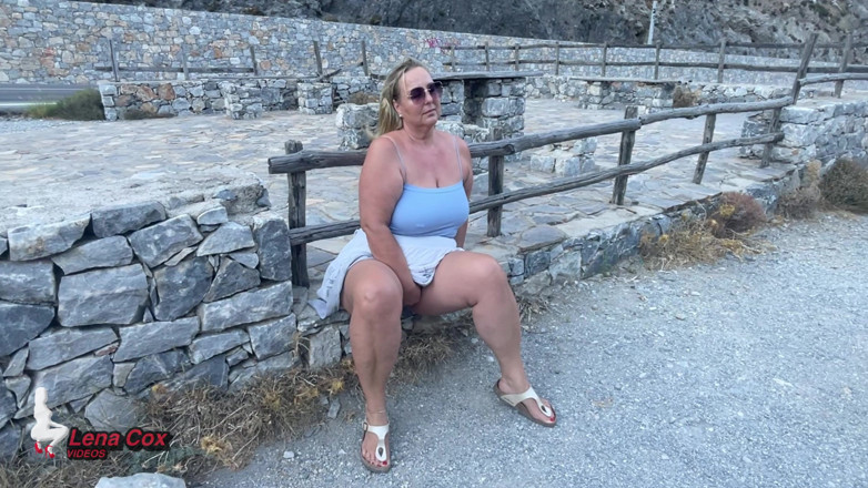 Lena Cox: Geile vrouw spuitexplosie op parkeerplaats