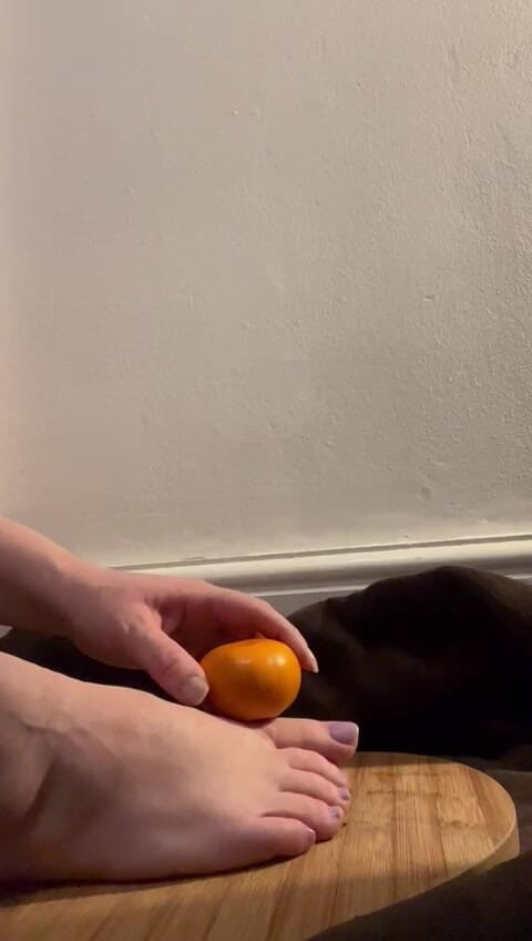 MeandMrs: Раздавливание босых ног и апельсин