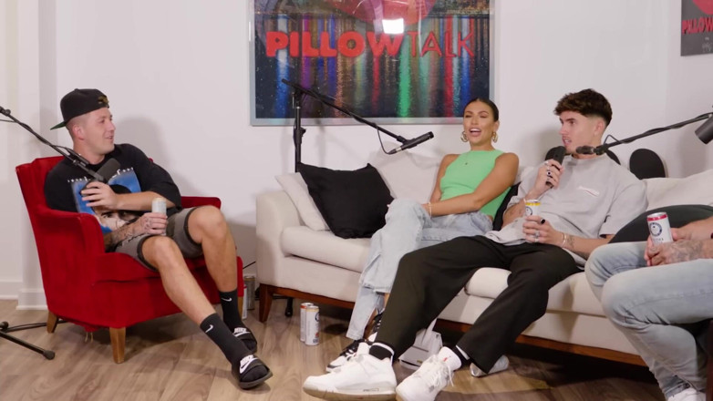 Pillow Talk: Cam Holmes su, l con Emily Faye Miller