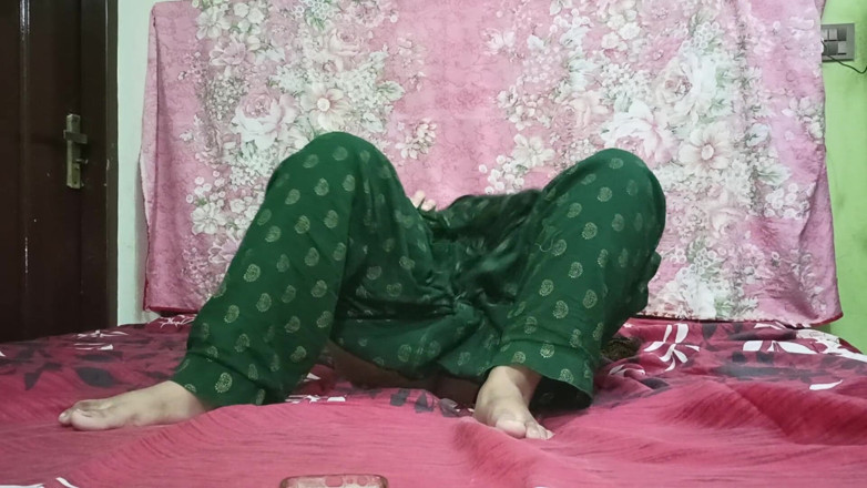 Sairaxsaim: Sairaxsaim, pakistanaise solo, doigte sa chatte mouillée toute seule à la...