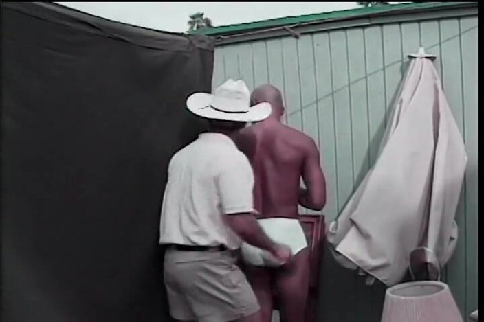 Gays Case: L'arrapante cowboy bianco si fa soffiare il suo strumento duro...