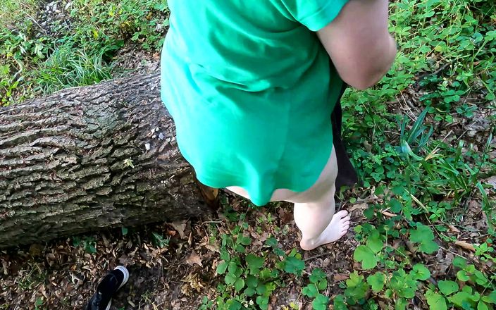 Bouncy Tits Action: Éjaculation sur les lèvres de sa chatte après des gifles