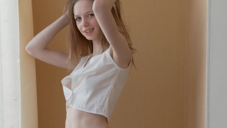 Adult Deluxe: 脚の長い十代は彼女の無邪気な陰部を広げます