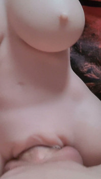 Îmi înfig pula uriașă într-o pizdă mică (fuckdoll)