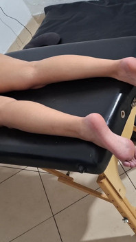 Mát-xa lưng thư giãn với một ngọn nến nóng bỏng