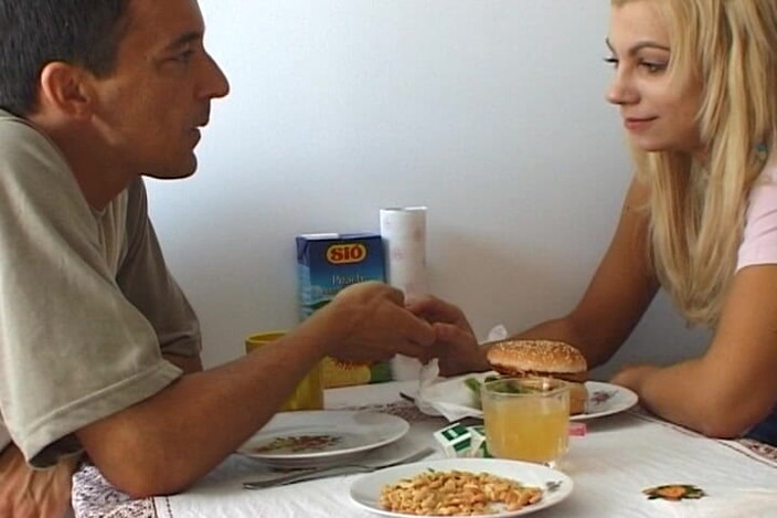 German amateur couples: これは口の中に精液を入れるのが好きな魅力的なドイツのスラットです