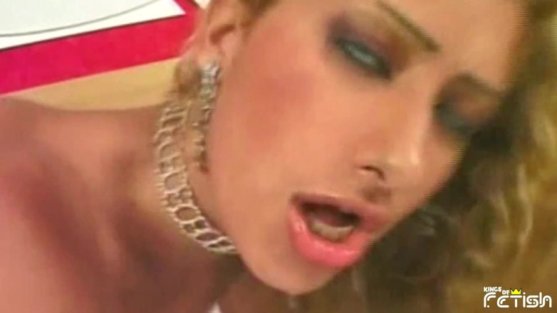 Shemale Idols: La trans con i tacchi alti si fa distruggere il...