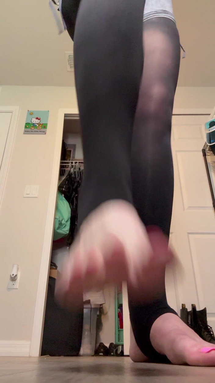 Peppermint Giantess: 스트럽 사이즈 16피트의 맨발로 발로 밟기