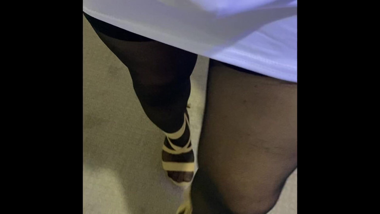 MadisonCD2025: MILF Crossdresser Madison berpakaian dalam pakaian seksi dengan paha stoking...