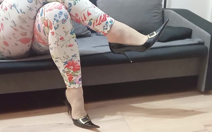 High Heels Kingdom: Crossdresser bungelend in sexy zwart leer hoge hakken met puntige...