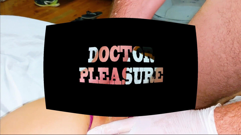 Doc pleasure: Awek kolej dalam seluar dalam seksi menggesel zakar dengan air...