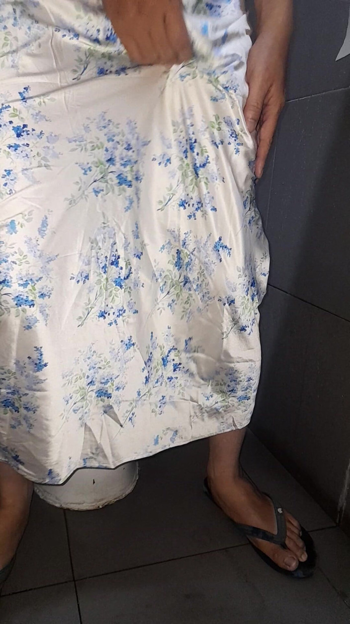 Naomisinka: Crossdressing mrdka nosí saténové ohlávkové šaty na krk