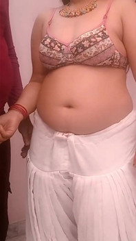 Desi tetička si sundá bílý salwar a tvrdě ji
