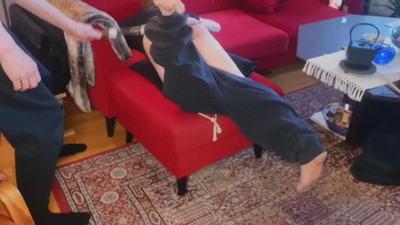 Oznob Oznofla: 业余男郎被鞭打在手，脚和屁股上