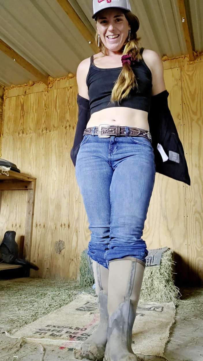 NaughtyRedFarmgirl: Si rambut merah berbogel dan menunjukkan badan bogel semasa memakai...