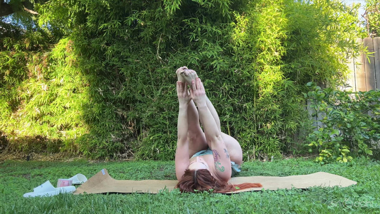 Siri Dahl: Yoga all'aperto da sola