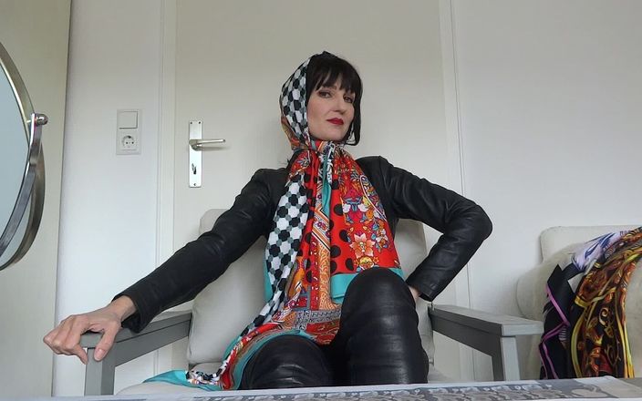 Lady Victoria Valente: Show de 3 gros foulards en soie - jolies éjacs