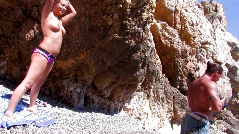 CBD Media: Ragazza carina con tette sode gioca con la figa e...