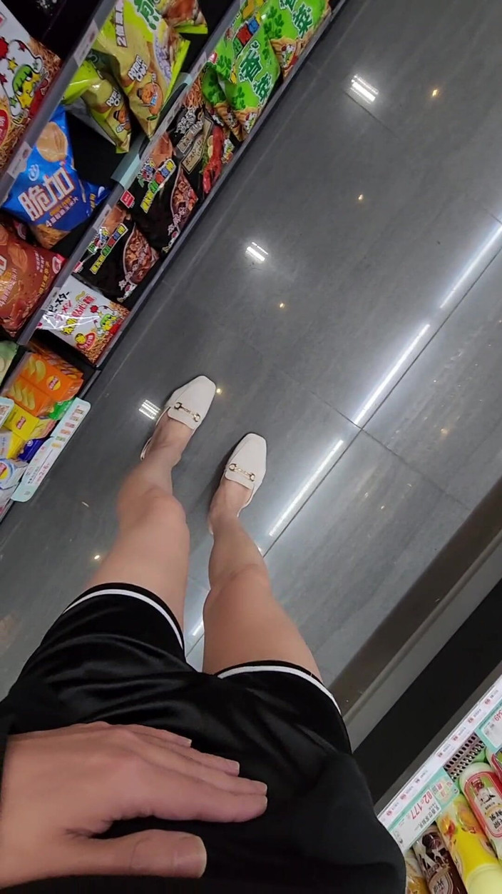 Taiwancdgirl: Walking Alone