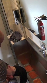 2484 zonder condoom geneukt door rijpe eboy in openbare toiletten