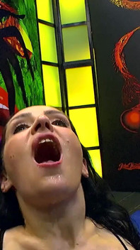 Devot Delia sessione di gangbang e pissing