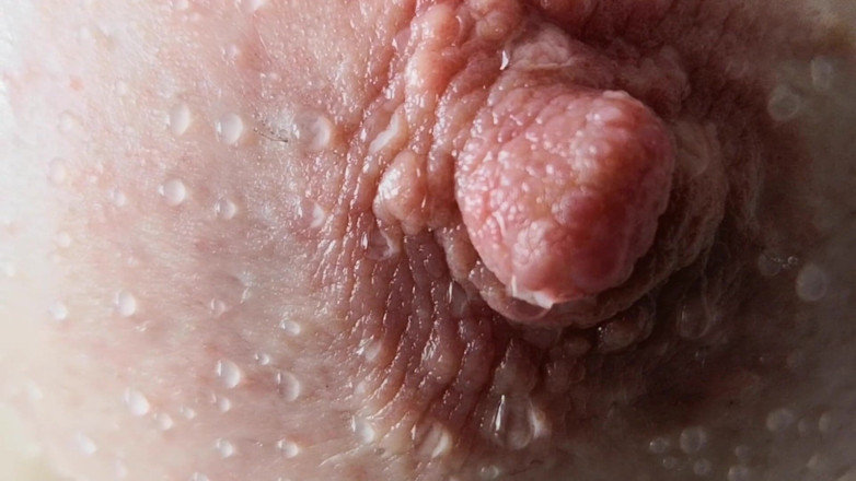 Bouncy Tits Action: Tette con gocce d'acqua